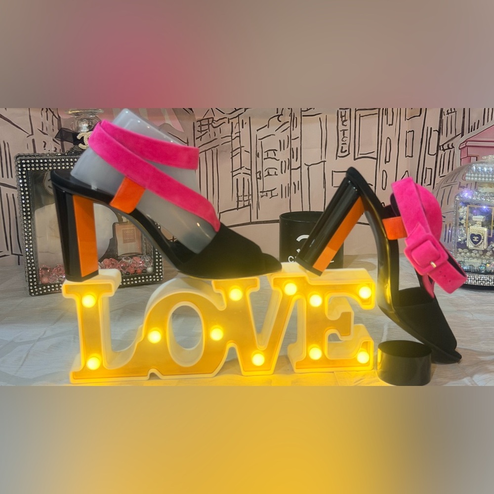 EUC💋🧚♀️💅🏼
Pierre Hardy Vibrant multi colored sandals.